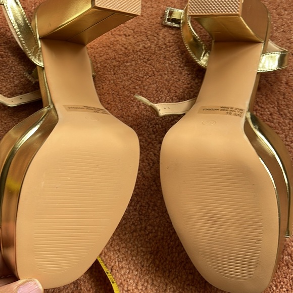 Lulus gold dressy /wedding shoes almost new - Picture 10 of 17